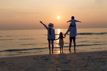 Fototapeta premium Azjatyckie rodziny bawią się na tropikalnej plaży.