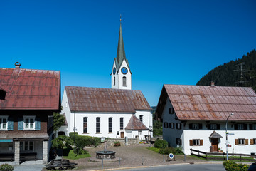Fototapeta na wymiar Kirche Sankt Joduk in Mittelberg im Kleinwalsertal