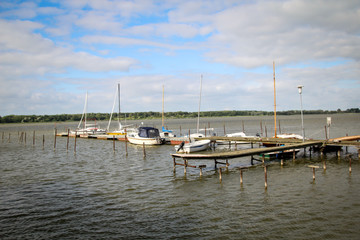 Blick auf einen kleinen Yachthafen im Bodden an der Ostsee