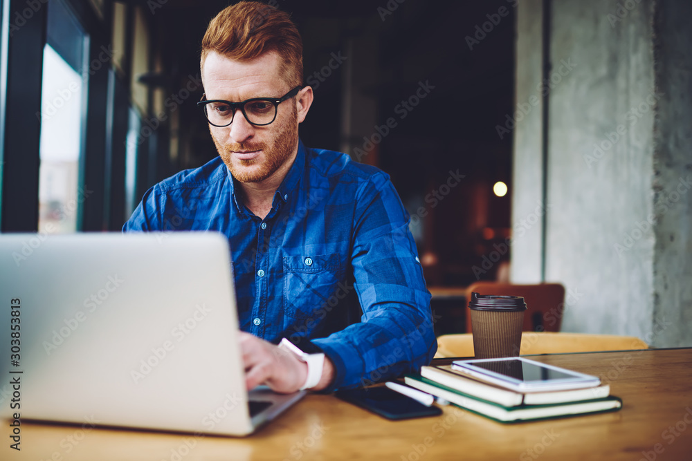 Aufkleber caucasian male remote worker installing application for organize weekly schedule connected to free c