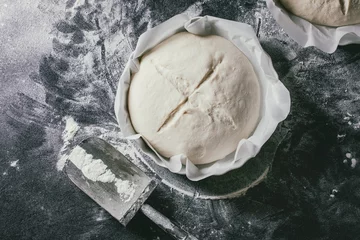 Gordijnen Proces van het maken van zelfgebakken brood. Vers deeg rood voor bakken op gebakken papier over zwarte tafel met bloem. Thuis brood bakken. Foto serie. Platliggend, ruimte © Natasha Breen