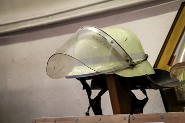Helme von Feuerwehrmännern, Feuerwehrhelm sind griffbereit abgestellt