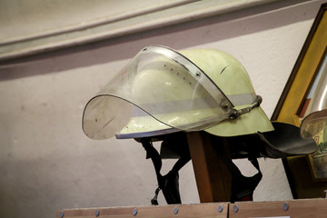 Helme von Feuerwehrmännern, Feuerwehrhelm sind griffbereit abgestellt