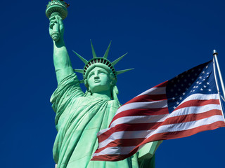 Obraz premium Freiheitsstatue mit amerikanischer Flagge