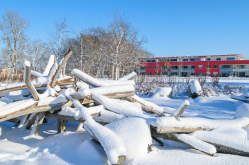Frisch verschneiter Stadtpark an einem sonnigen Wintertag