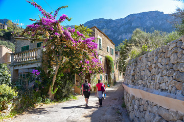 Wanderung durch das Dorf Deia auf der Insel Mallorca - obrazy, fototapety, plakaty