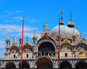 Fototapeta premium Widok z zewnątrz Bazyliki Świętego Marka (Basilica di San Marco) w Wenecji, Włochy
