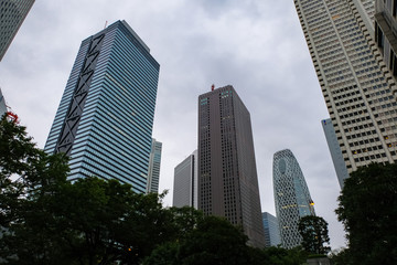 西新宿 高層ビル群 曇天