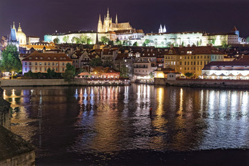 Fototapeta na wymiar 夜景　プラハ城とカレル橋　ヴィート大聖堂