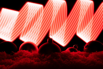 Świąteczne bombki na śniegu, dekoracja na Boże Narodzenie © andsko