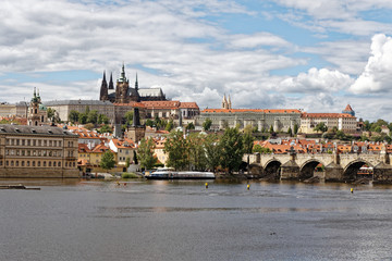 プラハ城　ヴィート大聖堂とカレル橋