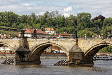 プラハ　モルダウ川にかかるカレル橋