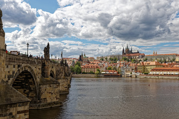 Fototapeta na wymiar プラハ城　ヴィート大聖堂とカレル橋