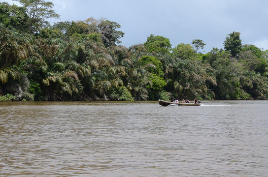 pirogue sur le fleuve