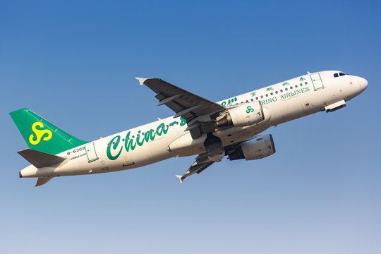 Spring Airlines Airbus A320 airplane Tianjin airport