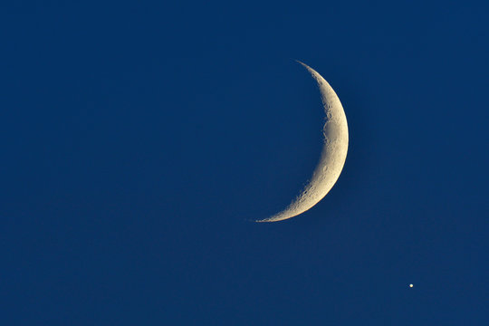 Neumond mit Stern am Abend