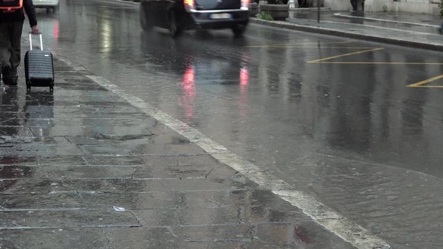 roma, italia, centro storico, giornata di pioggia, traffico