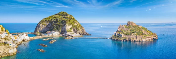 Fotobehang Panoramische collage met beroemde attracties van het eiland Ischia in Italië: Aragonese Castle, groene berg in de buurt van vissersdorp Sant& 39 Angelo en heldere azuurblauwe zee. © IgorZh
