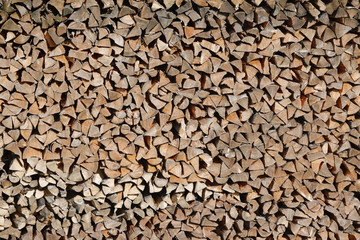 Viele Holzscheite, Holzklötze als grober Holzstapel mit Brennholz