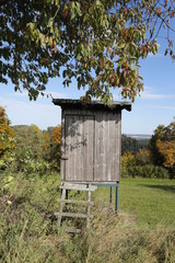 Jäger Hochsitz, Ansitz für Jagd vor Wald Landschaft.