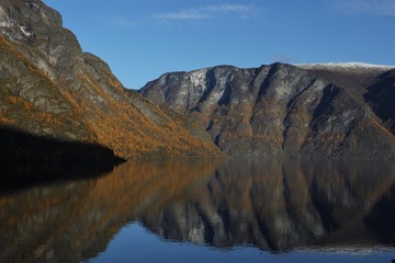 Fototapeta na wymiar majestic rugged rocks at the Nærøyfjord in Norway in autumn.