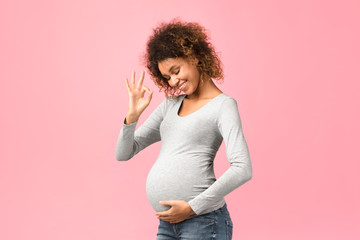 Easy pregnancy. Afro pregnant lady showing okay gesture - obrazy, fototapety, plakaty