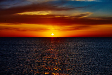 Obraz premium Sunset over the ocean