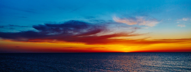 Obraz premium Sunset over the ocean