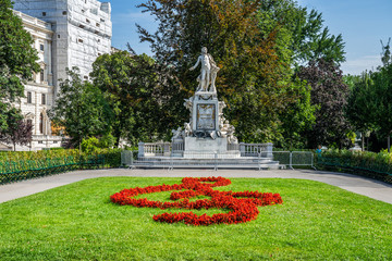 Fototapeta premium Wolfgang Amadeus Mozart Statue in Vienna Wien, Austria.