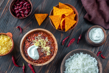 Bowl of chili con carne with the ingredients