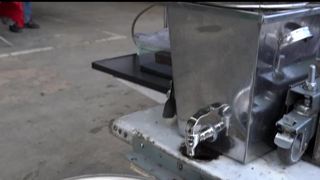Black sesame oil, seed cold deflection machine running	