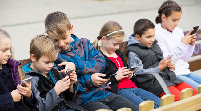 Children with smartphones communicate