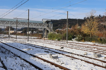 Fototapeta na wymiar Voies de chemin de fer enneigées dans la commune de Rive de Gier - Département de la Loire - France