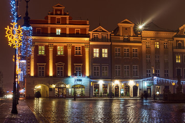 Naklejka premium Christmas decorations in front of thehistoric tenements in Poznan..