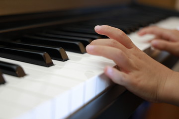 Fototapeta na wymiar ピアノを弾く子供の手(4歳児)