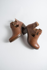 Botas de mujer, moda Otoño-Invierno sobre fondo blanco