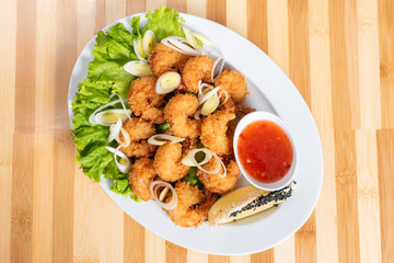 Grilled shrimp breaded with sauce and herbs.