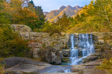 紅葉の山と清らかな滝