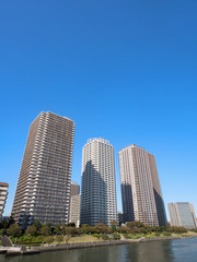 Fototapeta na wymiar 東京の臨海エリアに並ぶタワーマンション