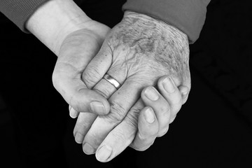 Eine helfende Hand im Alter ist wichtig. Hilfe und Pflege im Alter