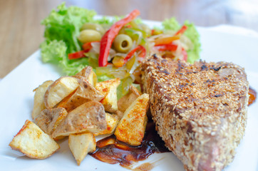 Grilled tuna with sesame and Parmesan cheese - Spanish cuisine
