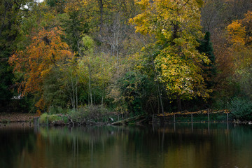 Fototapeta na wymiar lac de marnes en automne