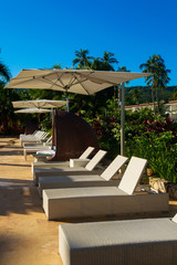 Diseño exterior  que muestra villa con piscina tropical con jardín verde 