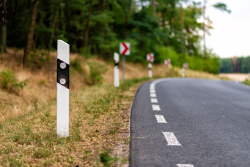 Landstra&szlig;e mit einer scharfen Kurve