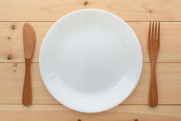白い皿とフォークとナイフ