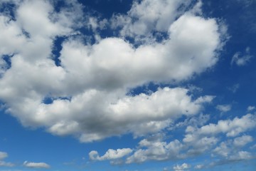 Naklejka na ściany i meble Beautiful long fluffy clouds in blue sky, natural background