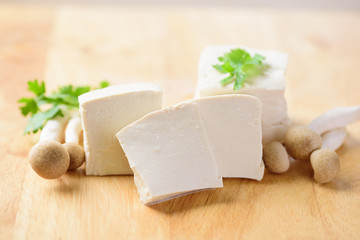Sliced tofu and shimeji mushroom for cooking