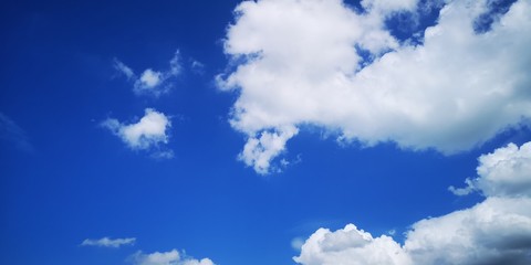Obraz premium Beautiful blue sky and cloud background on sunshine day.
