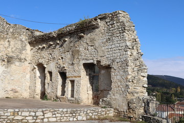 Fototapeta na wymiar Vestiges de fortifications dans le village de Sauzet - Département de la Drôme - France 