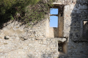 Vestiges de fortifications dans le village de Sauzet - Département de la  Drôme - France 